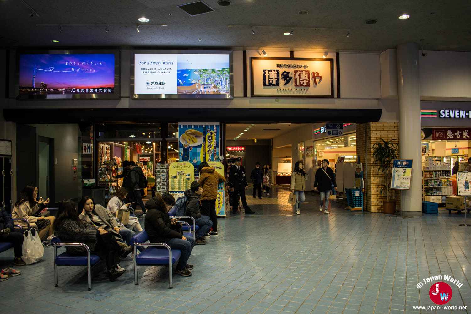 Boutiques de souvenirs à l'intérieur de la Fukuoka Tower
